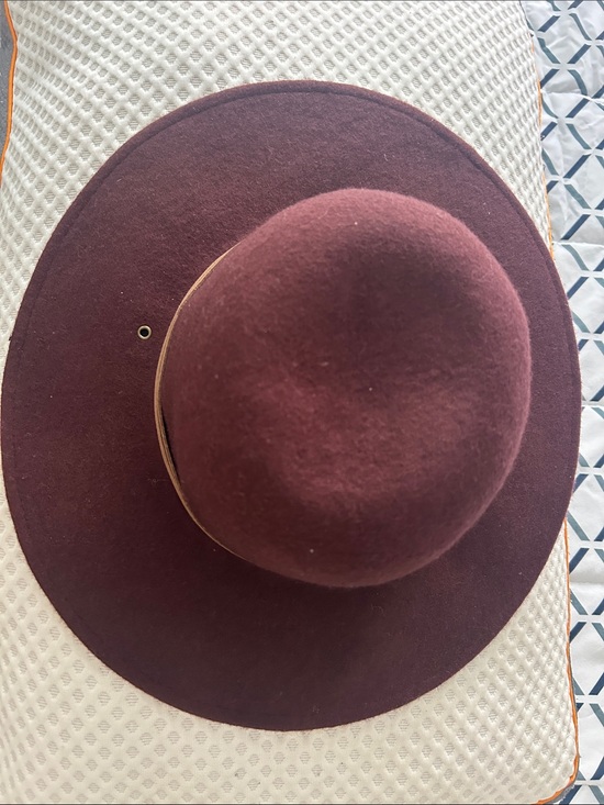 Accessories - Women’s Wide-Brim Felt Hat in Burgundy
